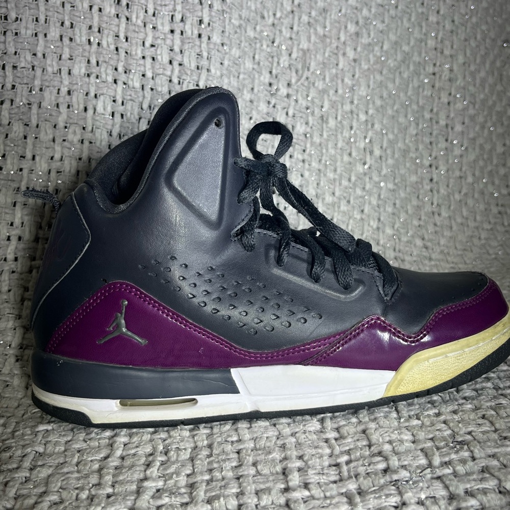 Jordan Black/Anthracite/purple 629942-021 Youth Size 6.5 Air Jordan